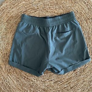Lululemon Spring Break Away Short *4-way Stretch 3"
Juniper Size 6